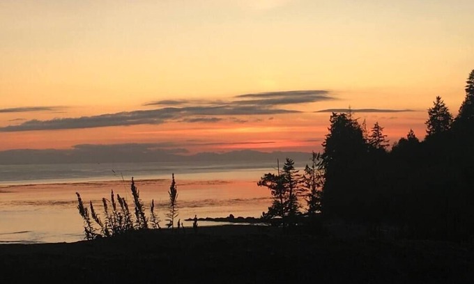 Otter Point House | The Great Escape - Shirley & Bunkhouse - with secluded Private Hot Tub - accommodates up to 6 guests