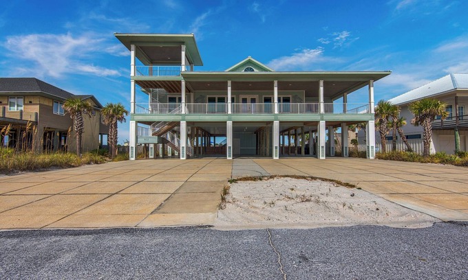 Pensacola Beach House | 🌊 The Great Escape | Sleeps 22 w/Gulf Views, Private Pool, + Crow's Nest 🏖️