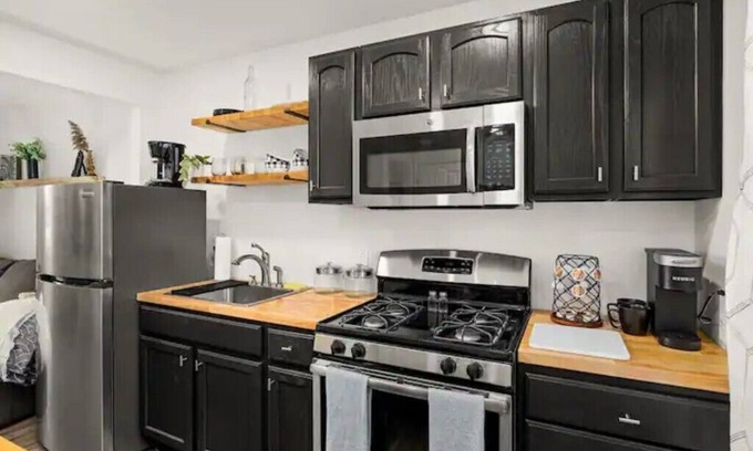 Washington Apartment | The Green Door - Cozy Stay by the Square Pubs & Cafe