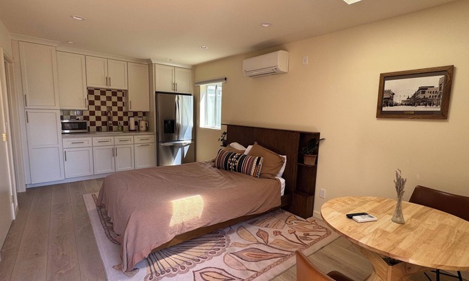 Venice Apartment | The Green House - Private Bungalow and Garden in Venice