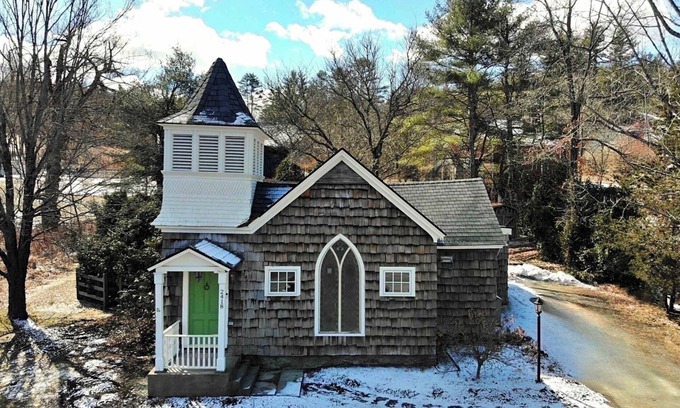 Londonderry House | The Green Mountain Chapel/Old Church repositioned into 3 BR