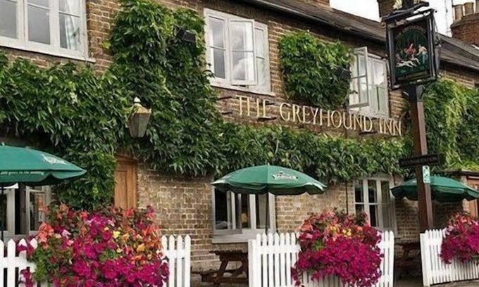 Aldbury Hotel | The Greyhound Inn Aldbury