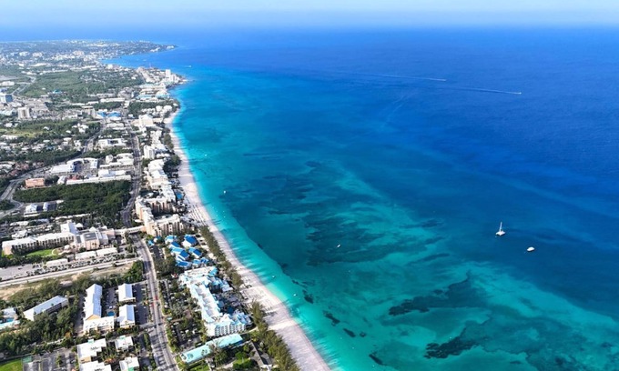 Seven Mile Beach Apartment | The Grove 33 in Grand Cayman