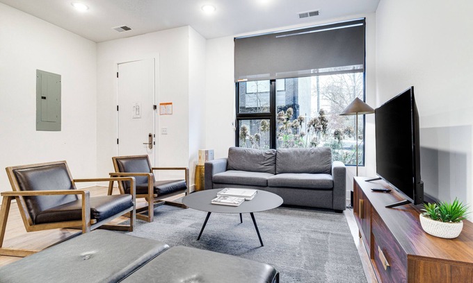 Music Row Apartment | The Grove #5 by AvantStay | Private Balcony in Music Row Location