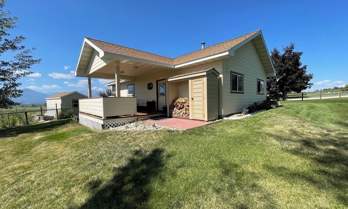 Corvallis House | The Guesthouse - on 3.5 acres in Corvallis, MT