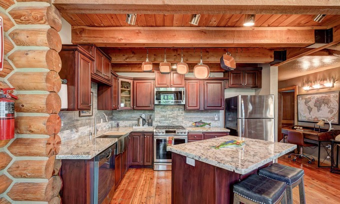 Shasta Lake Apartment | The Happy Bear Main House