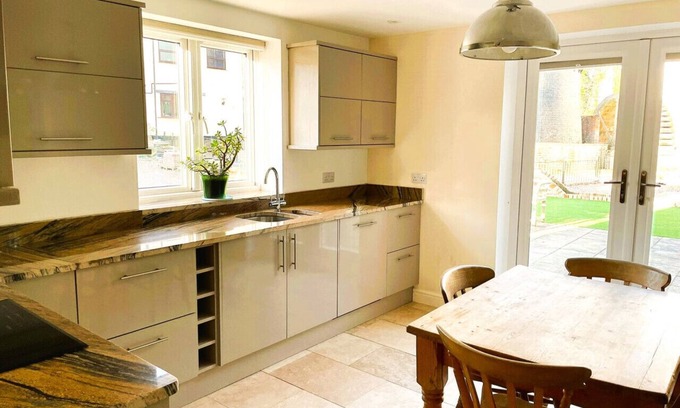 Legbourne House | The Hatchery - Two Bedroom House, Sleeps 5