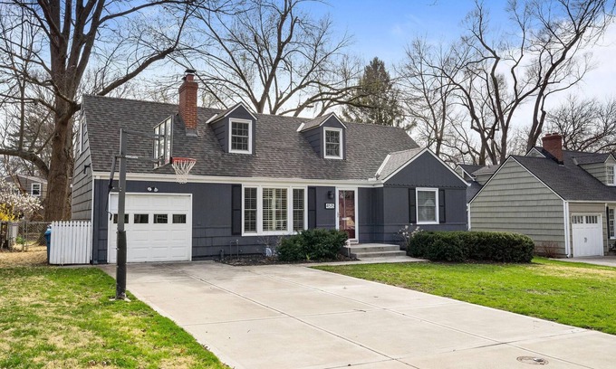 Prairie Village House | The Hawthorn - Walkable to PV shops + Pet Friendly!