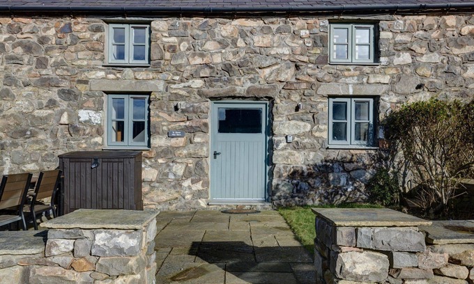 Pistyll Cottage | The Hay Barn - Exclusive 2 bedroom stone cottage
