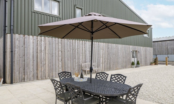 Calne Cottage | THE HAYLOFT, pet friendly, with a garden in Calne
