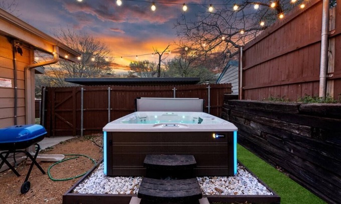 Lewisville House | The Hidden Gem: Gig Speed Internet, Private Hot Tub, near DFW and major highways