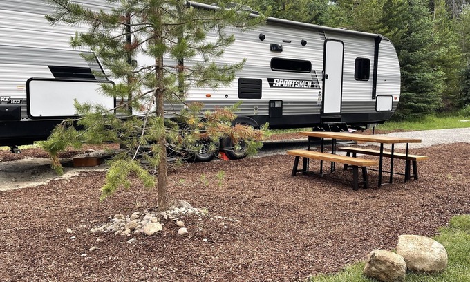 Martin City RV Rental | The Hideaway at Glacier Meadows - Luxury Camper
