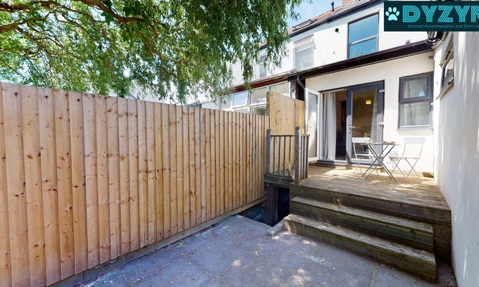 Penylan Apartment | The Hideaway - Garden - Pets Allowed