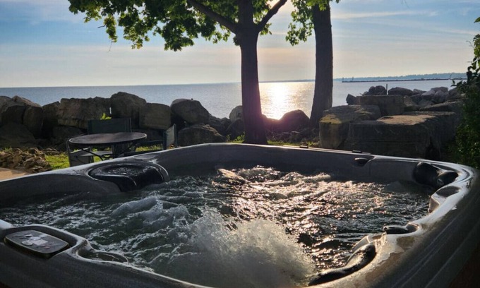 Leamington Cottage | The Hideaway on the Lake with Hot Tub!