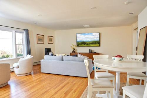 New Paltz House | The Higashi King bed mountain home in New Paltz