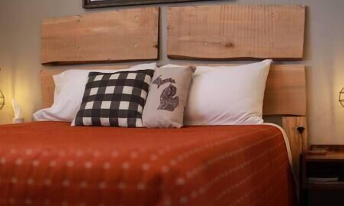 Escanaba Bed & Breakfast | The HighBanks- Full Breakfast included, Beautiful Lakeview!