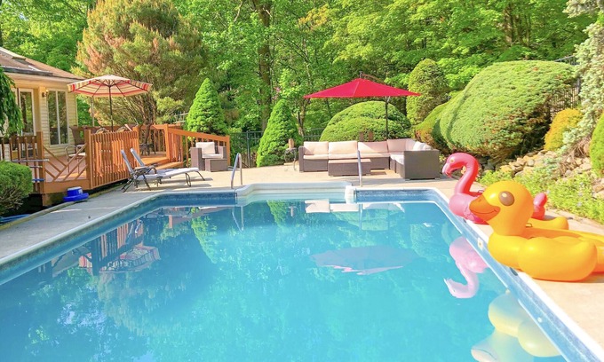 Pomona House | "THE HILLTOP"- 30 Mins NYC- 20 Mins West Point-1 Acre Private-Heated Pool