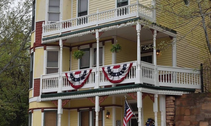 Hot Springs Apartment | The “Historic” Burdette House - EST. 1891 3rd floor Victorian Suite