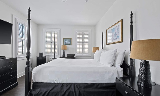 Faubourg Lafayette Hotel | The Historic Streetcar Inn Deluxe Queen Room