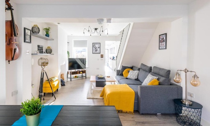 Roath House | The Hollywood - Beautiful 3 Bedroom House