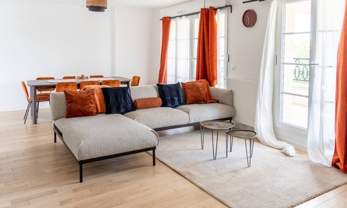 Puteaux Apartment | "The Home" 15 min from Paris, Free parking