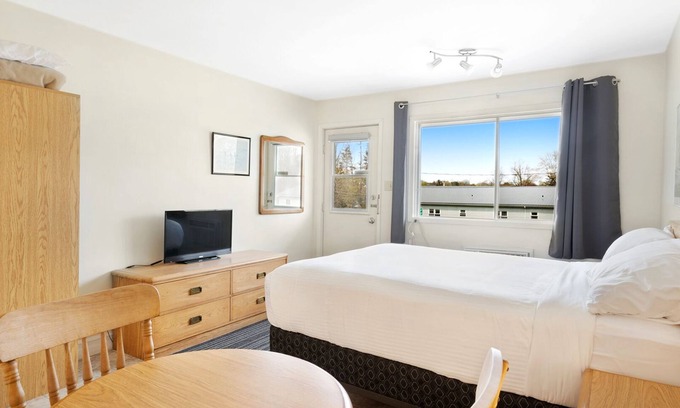 Lunenburg Hotel | The Homeport Motel