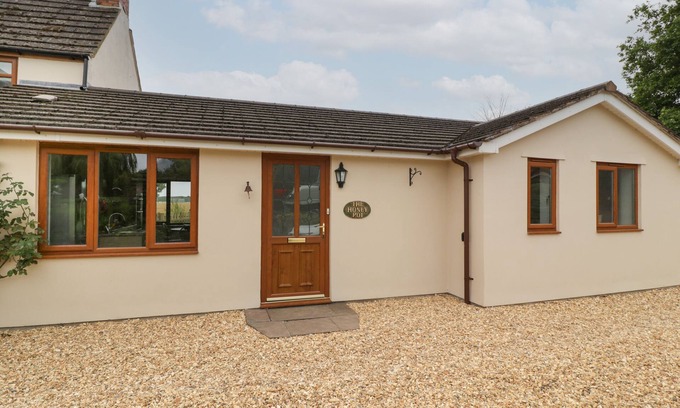 Tidenham Cottage | THE HONEY POT, romantic, with hot tub in Chepstow