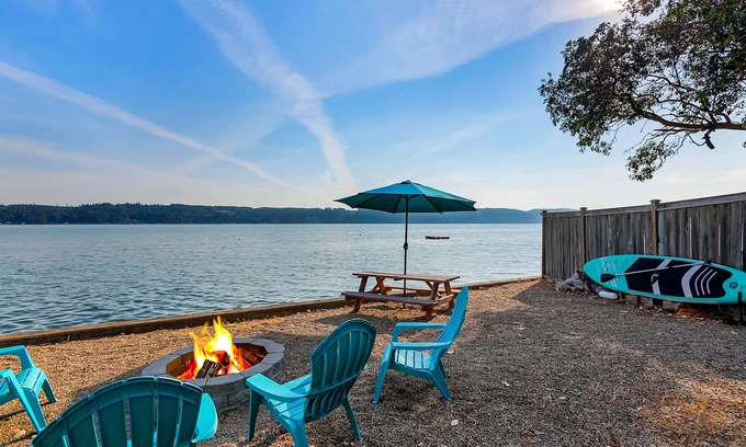 West Hills House | The Horizon on Hood Canal – Luxury Waterfront Beach House with Hot Tub & Firepit