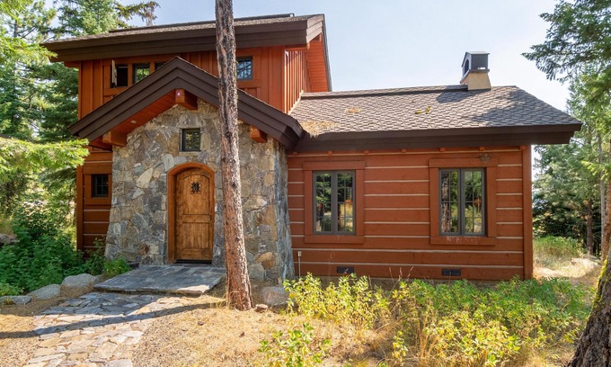 Tamarack Cottage | The Hot Toddy Cottage - Serene Cottage | Ski-In/Ski-Out, Private Hot Tub
