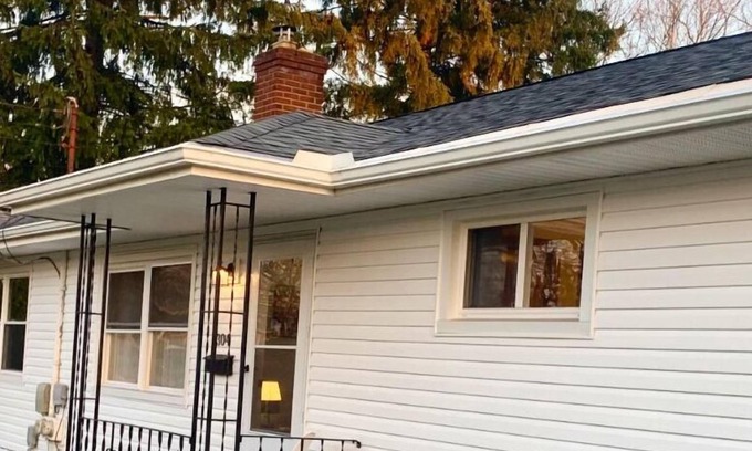 Cuyahoga Falls House | The House Hotels - Whole House Erie Street