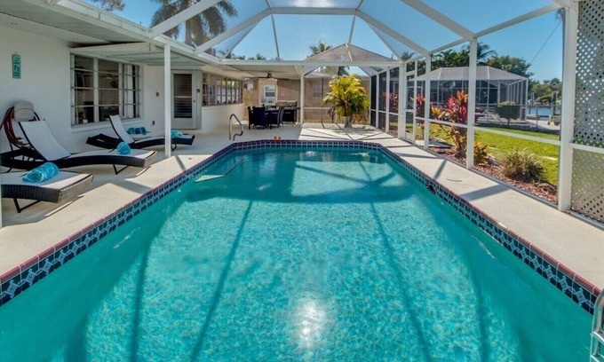Yacht Club House | The house is in the preferred yacht club area, in the southeast of Cape Coral.