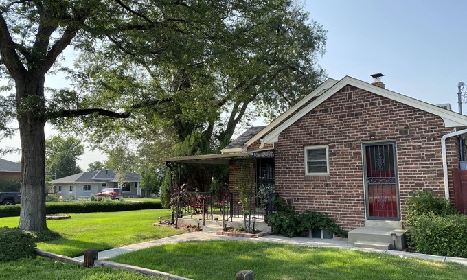 Athmar Park House | The House You Want - Perfect location & No Chores!