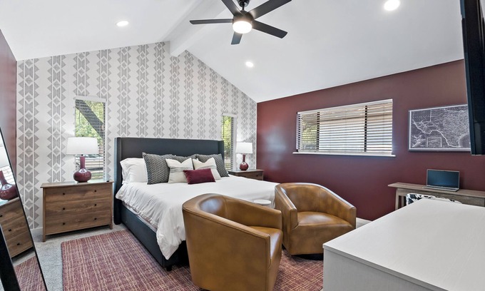 The Knoll House | The Howdy Retreat – Near Kyle Field + Game Day Bus
