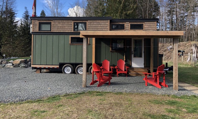 Courtenay House | The Hummingbird - On Quiet Country Acreage - With A/C