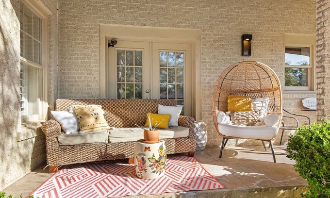 Sayles Blvd. Area House | The Iconic -make your stay legendary!