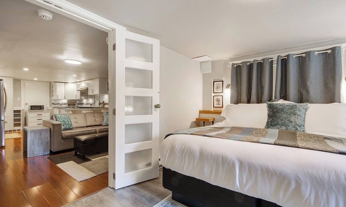 Grandview-Woodland House | The Ivy On Parker Guest House