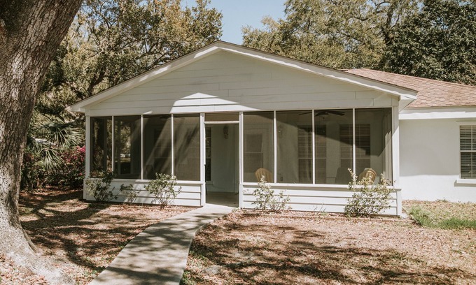 Ocean Springs House | The Jeff - perfect location in Ocean Springs. Walk to downtown! Near the beach!