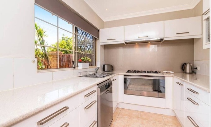Victoria Park House | The Jewel of Vic Park bfamily home 3BD 2BTH