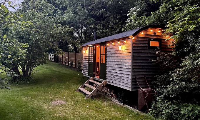 Hollingbourne Cabin | The Jolly Potter Luxury Equipped Shepherd's Hut