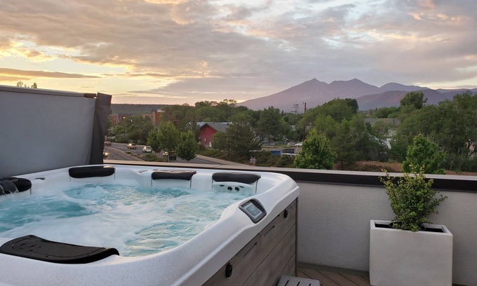 Southside Cabin | "The Juniper Roost"-Gathering Tree's 6 Boutique Suites w/banquet hall, hot tub.