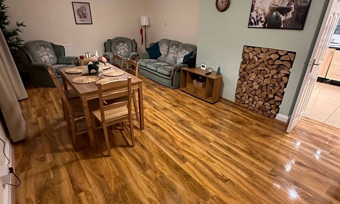 Crawley City Centre House | The Kilnwood House - cosy 3-bedroom house close to Gatwick & Crawley Town Centre
