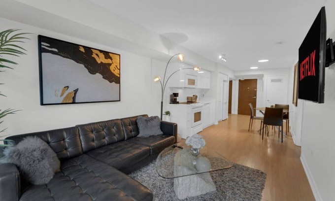 CityPlace Hotel | The Kimberly - 5 min to CN Tower - FREE Parking