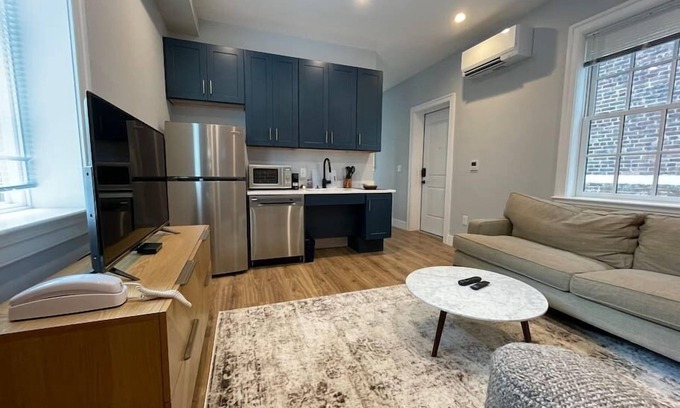 Old Town Alexandria Apartment | The King Suite at Prince Street Inn, ADA Accessible
