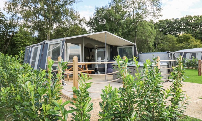 Llandrindod Wells Cottage | THE KINGFISHER, family friendly, with hot tub in Rhayader