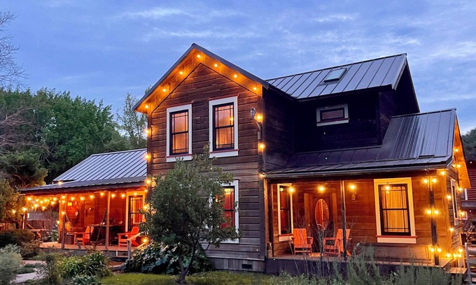 Anderson Valley House | The Knotty Oak - 3 Houses/Sleeps 26 in Philo - Weddings/Retreats/Families