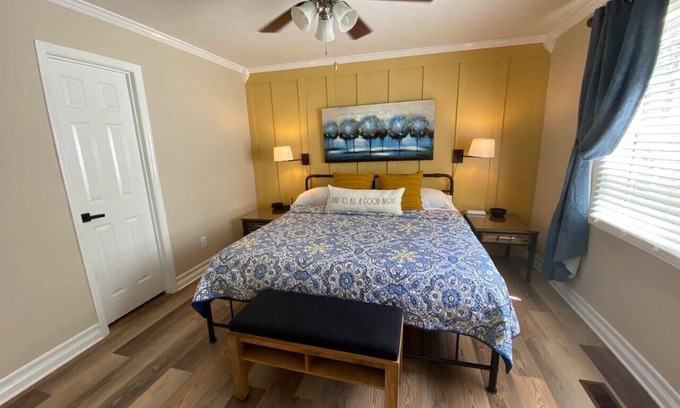 Jacksonville House | THE Ladiga Comfy home, King Bed & EV Charger.