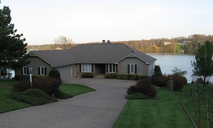 Bella Vista House | "The Lake House at Bella Vista". LAKEFRONT access to beautiful Loch Lomond!