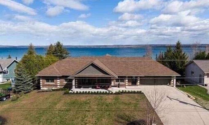 Georgian Bluffs House | The Lake House