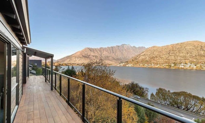Frankton House | The Lake House Summar