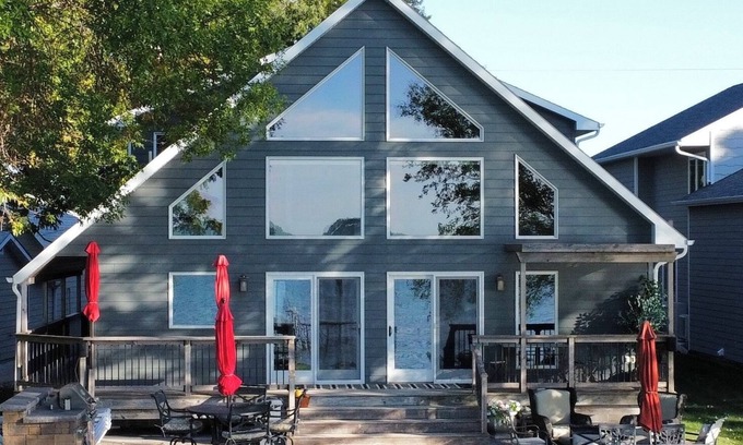 Elwood House | The Lakehouse at Johnson Lake – Your Perfect Getaway!